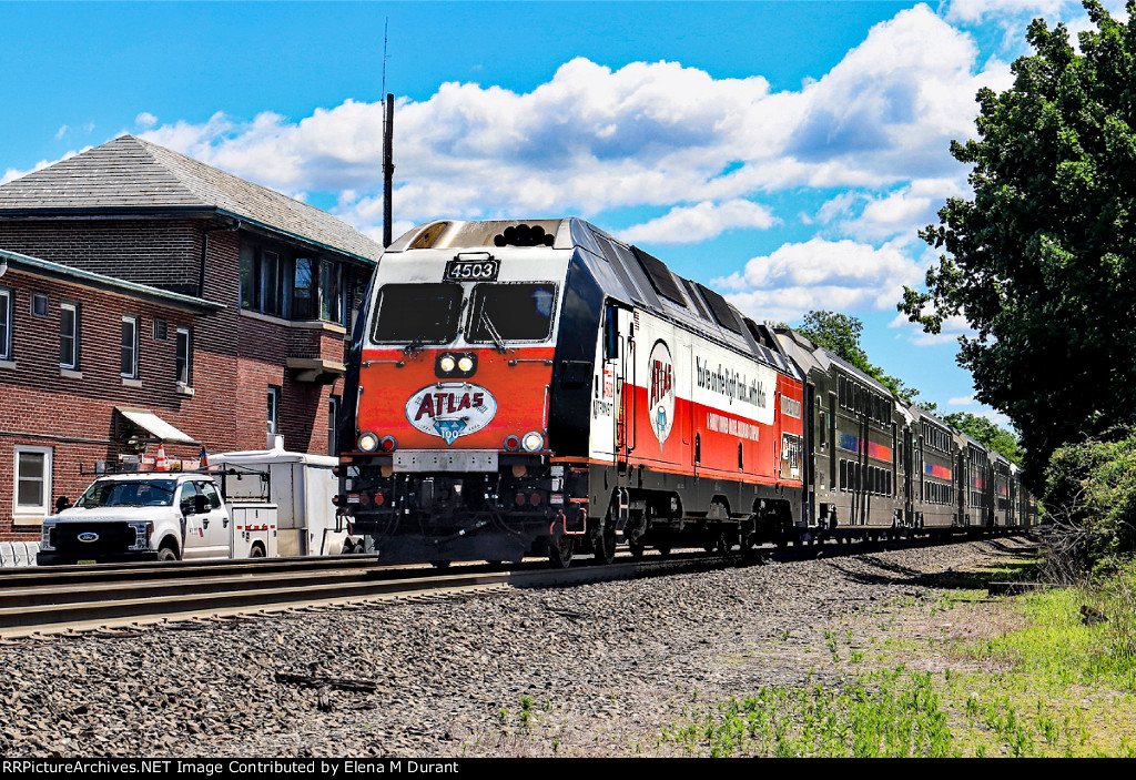 NJT 4503 on train 5516